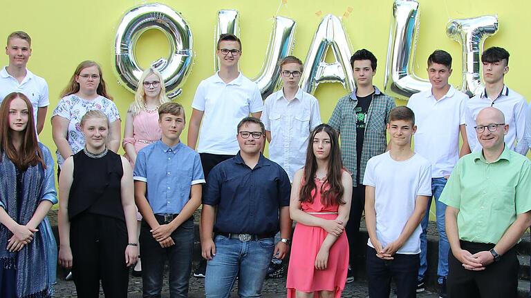 Für ein Gruppenfoto durften die Neuntklässler der Mittelschule Margetshöchheim den Mundschutz abnehmen, zusammen mit Klassenlehrer Thomas Stölzner, Rektor Stephan Becker und Schulverbandsvorsitzendem und Bürgermeister Waldemar Brohm (Margetshöchheim).&nbsp;