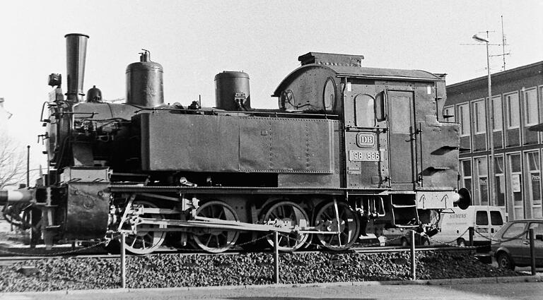 Von 1970 bis 1998 stand die historische Bayerische Tenderlok 98-886 als Eisenbahndenkmal vor dem Schweinfurter Hauptbahnhof.