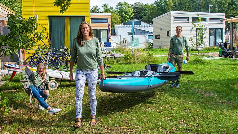 Letzte Bootstour auf dem Ellertshäuser See:&nbsp; Claudia Seuffert-Fambach und Ehemann Ralf (im Bild mit Tochter Nina) stellen den Gästen ihrer Tiny-House-Lodge auch Paddling-Boards zur Verfügung.