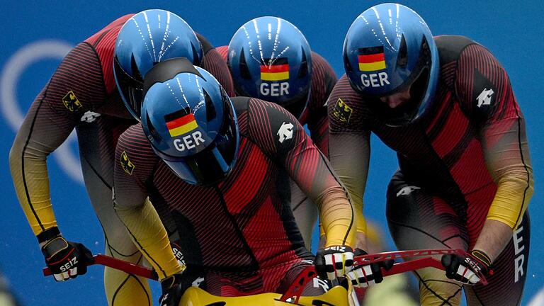 Das Bobteam Lochner am Start. Der zweite Helm von rechts gehört Christian Rasp, der in Mainbernheim im Landkreis Kitzingen aufgewachsen ist.