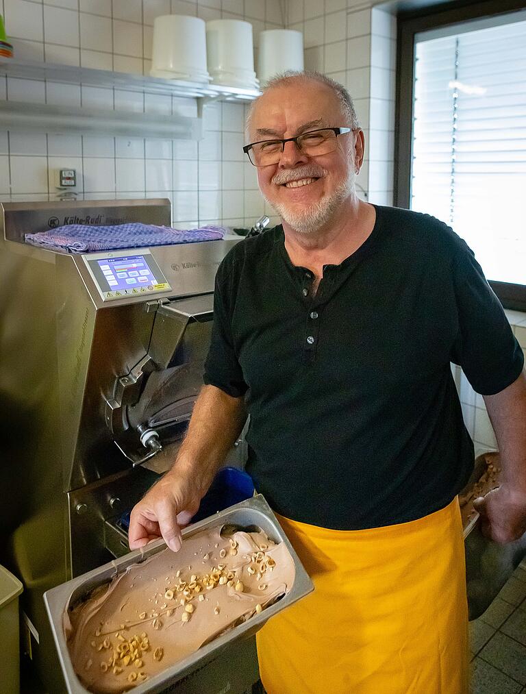 Man merkt Robert Endres den Spaß am Eis herstellen an. Eben wurde eine Portion 'Baccio' fertig