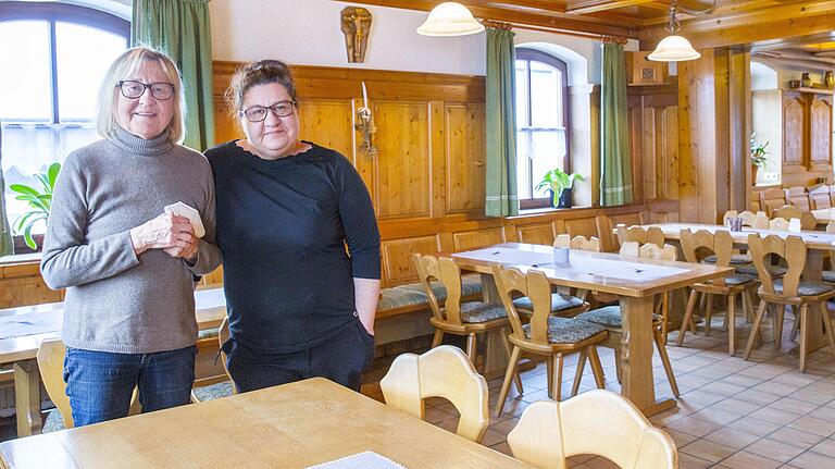 Sandra Böllner mit Mama Dagmar (links) im Gasthaus Böllner in Dankenfeld. Sandra Böllner mit Mama Dagmar (links) im Gasthaus Böllner in Dankenfeld.