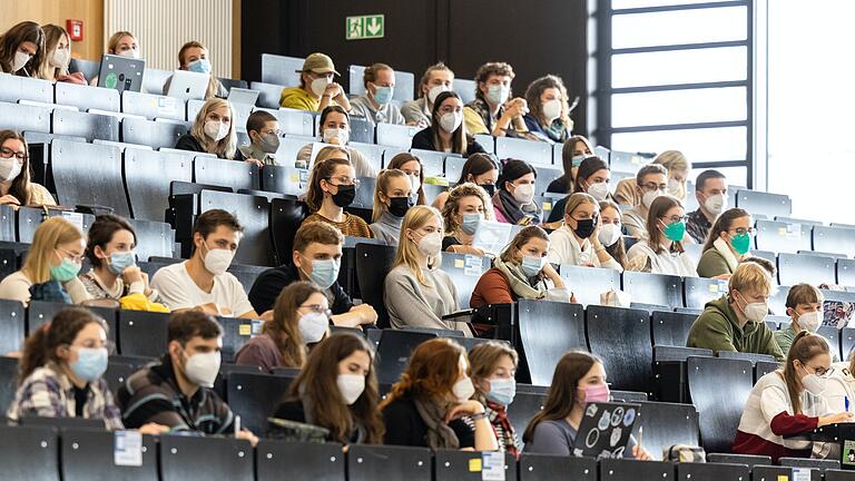 Auch bei einer Rückkehr zur Präsenz im Sommersemester: Die Masken- oder Abstandspflicht könnte den Studierenden an der Uni Würzburg zunächst erhalten bleiben. Das Bild zeigt eine Hybrid-Vorlesungen vom Oktober 2021.