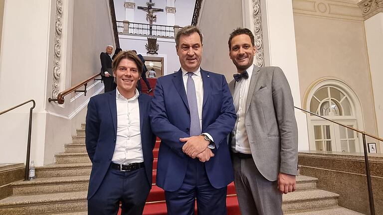 Bereitwillig stellte sich Ministerpräsident Markus Söder für ein Foto mit den beiden Parlamentsneulingen zur Verfügung. Bereitwillig stellte sich Ministerpräsident Markus Söder für ein Foto mit den beiden Parlamentsneulingen zur Verfügung.