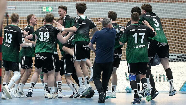 Die Handballer der Wölfe Würzburg jubeln nach Spielende über den 35:34 Heimsieg gegen TSB Heilbronn-Horkheim.