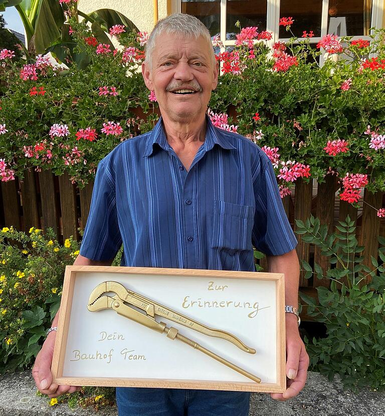Hans-Peter Wagner mit der goldenen Rohrzange Hans-Peter Wagner mit der goldenen Rohrzange