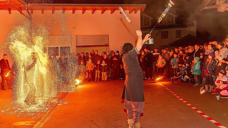 Attraktionen für kleine und große Besucher hält die Genießernacht in Markelsheim bereit. Auch in diesem Jahr gibt es eine LED-Show und Feuerspektakel.