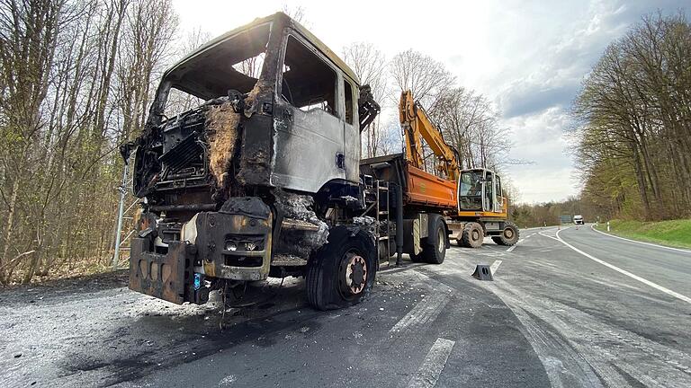 Auf der B 26 auf Höhe des Bischborner Hofs ist die Fahrerkabine eines Lkw komplett ausgebrannt.&nbsp;