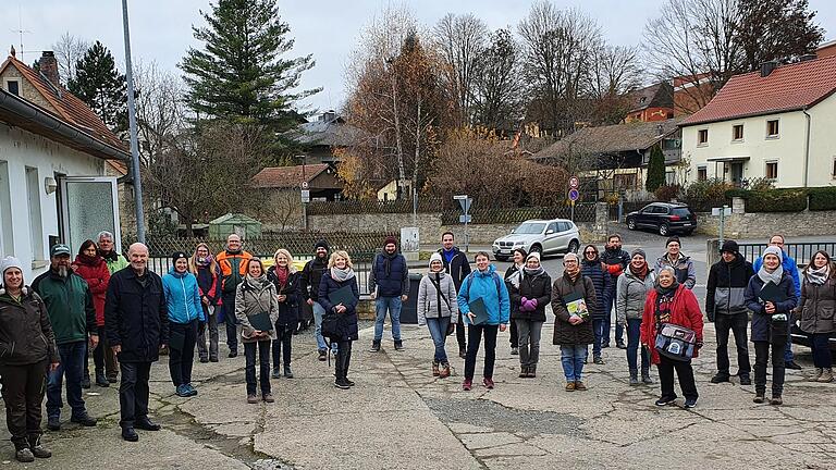 Freude über den erfolgreichen Abschluss des Gartenpflege-Grundkurses herrschte auch bei den Teilnehmenden bei der Urkundenverleihung in Reichenberg. Freude über den erfolgreichen Abschluss des Gartenpflege-Grundkurses herrschte auch bei den Teilnehmenden bei der Urkundenverleihung in Reichenberg.
