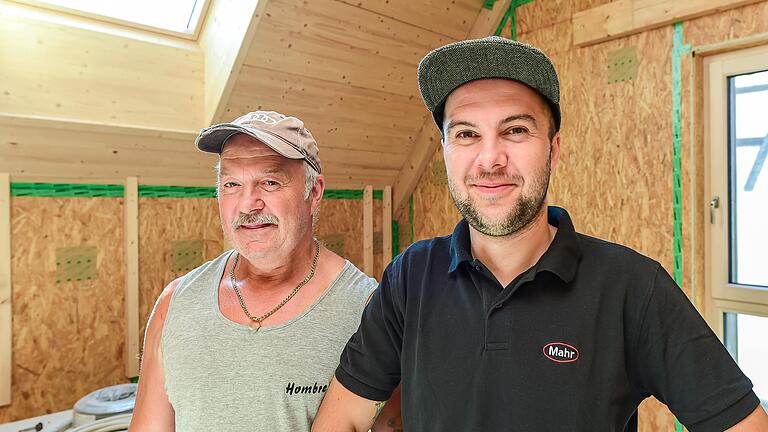 Bauherr Steffen Sauer (rechts) und sein Vater Harald Homrighausen (links) arbeiten fast täglich auf der Haus-Baustelle.