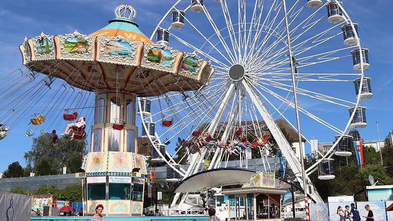 Das Kettenkarussell auf dem Vergnügungspark der Laurenzi-Messe war am Freitagnachmittag schon in Betrieb.