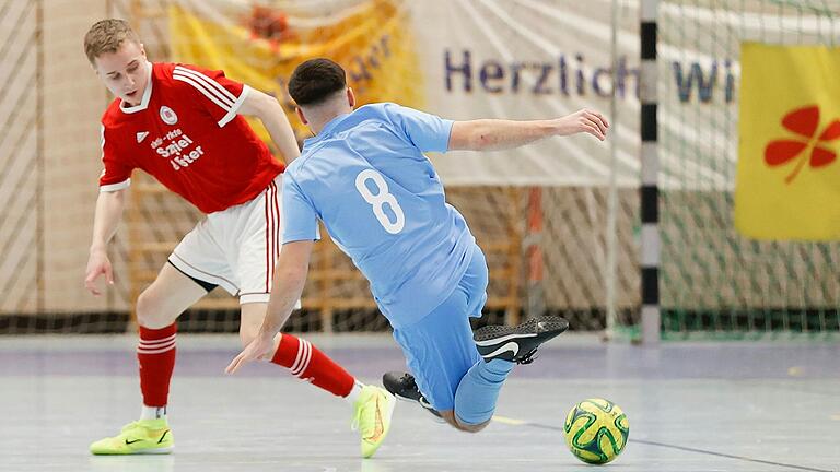 Standen im vergangenen Jahr in der Rimparer Dreifachsporthalle im Finale um die unterfränkische Hallen-Bezirksmeisterschaft der Männer: Leon Feser (links) von der FT Schweinfurt im Zweikampf mit Dejvi Durmishllari vom Überraschungsfinalisten VfR Nilkheim.