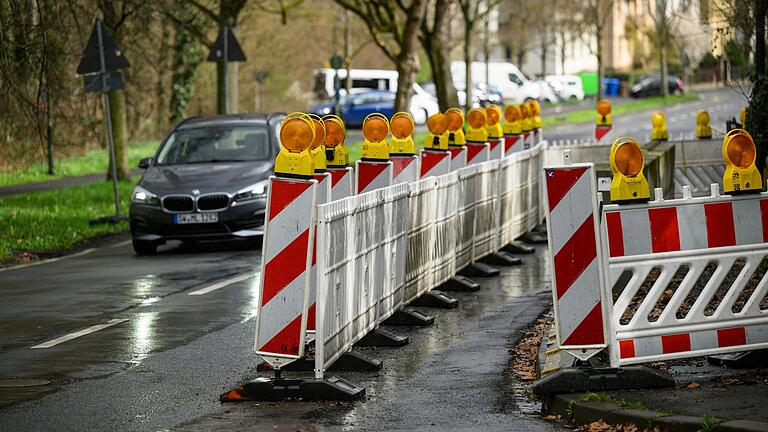 Gesperrt seit Juli 2022: Stadteinwärts ist die Würzburger Leistenstraße wegen eines Mauerschadens verengt.