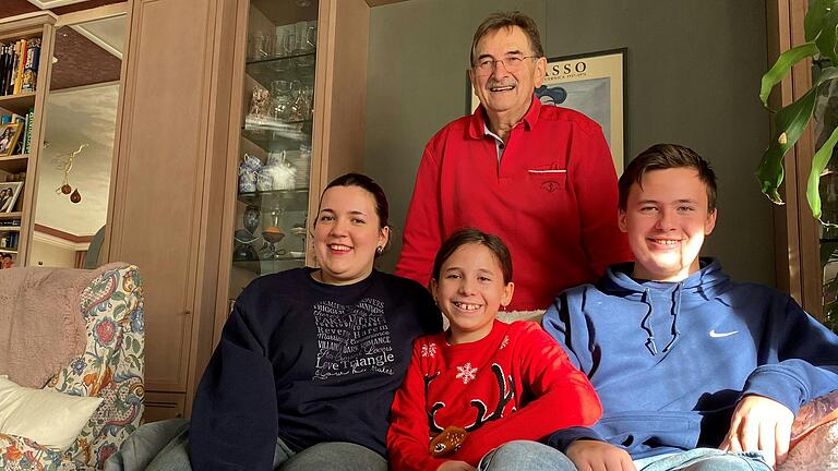 Klaus Hofmann hat mit drei seiner sieben Enkelkinder über die Tradition des Nikolaustages gesprochen (von links): Milena (19), Klaus Hofmann, Mathilda (10) und Matteo (15). Klaus Hofmann hat mit drei seiner sieben Enkelkinder über die Tradition des Nikolaustages gesprochen (von links): Milena (19), Klaus Hofmann, Mathilda (10) und Matteo (15).