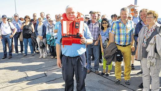 Für alle Fälle: Offizier Stefan Heß demonstriert der Delegation aus dem Main-Spessart-Kreis das Anlegen der Rettungsweste. Für alle Fälle: Offizier Stefan Heß demonstriert der Delegation aus dem Main-Spessart-Kreis das Anlegen der Rettungsweste.