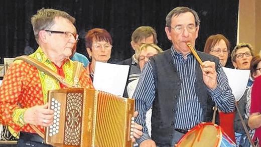 Musikalische Multitalente: Die Musikanten spielen beide Instrumente gleichzeitig. Rechts wird die Trommel geschlagen und mit der linken Hand Flöte gespielt.