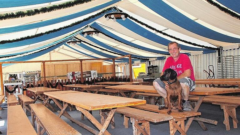 bru-uli-berghaus1       -  Bernhard Ossner ist der neue Pächter vom Berghaus Rhön. Der Niederbayer lebt seit sieben Jahren in der Region und hat zuletzt das Gasthaus &bdquo;Schwarzer Adler&ldquo; in Oberthulba betrieben. Mit einem Festzelt überbrückt er die Bauphase für das neue Berghaus.Fotos (2): Ulrike Müller