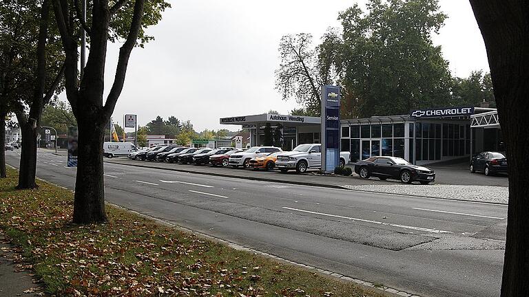 Laut dem CSU-Fraktionsvorsitzenden Stefan Funk hat die Stadt Schweinfurt das Gelände des Autohauses an der Mainberger Straße erworben und plant dort ein weiteres Parkhaus für Besucher und Mitarbeiter des Leopoldina-Krankenhauses.