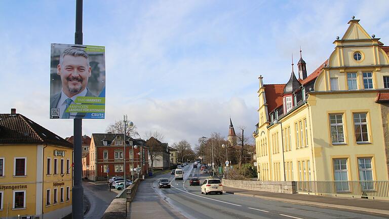 Foulspiel: Auf der Konrad-Adenauer-Brücke in Kitzingen hingen Anfang der Woche Wahlplakate des CSU-Landratskandidaten Timo Markert. Erlaubt ist das nicht, Brücken sind tabu.