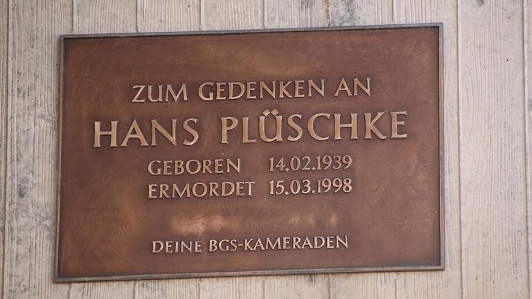 An einer Unterführung zwischen Rasdorf und Hünfeld erinnert eine Tafel seiner Kameraden an der Mord an Hans Plüschke.