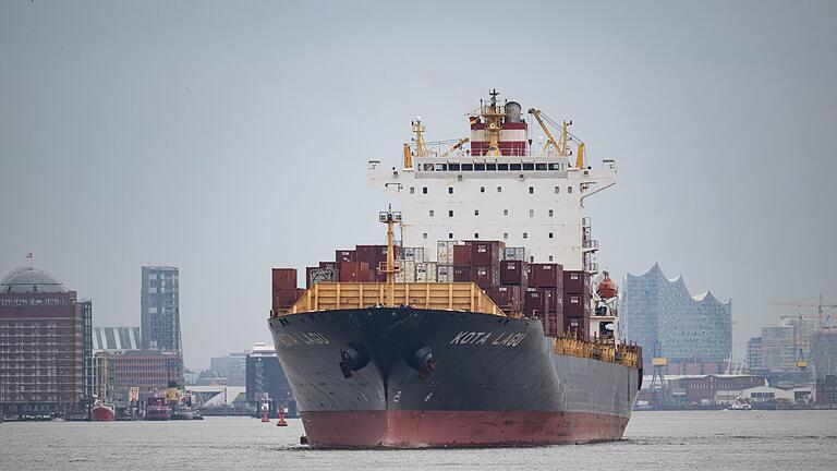 Frachtschiff.jpeg       -  Ein Frachtschiff fährt durch den Hamburger Hafen. Das dürfte am 27. März 2023 aufgrund des bundesweiten Warnstreiks von Verdi und EVG nur eingeschränkt möglich sein.