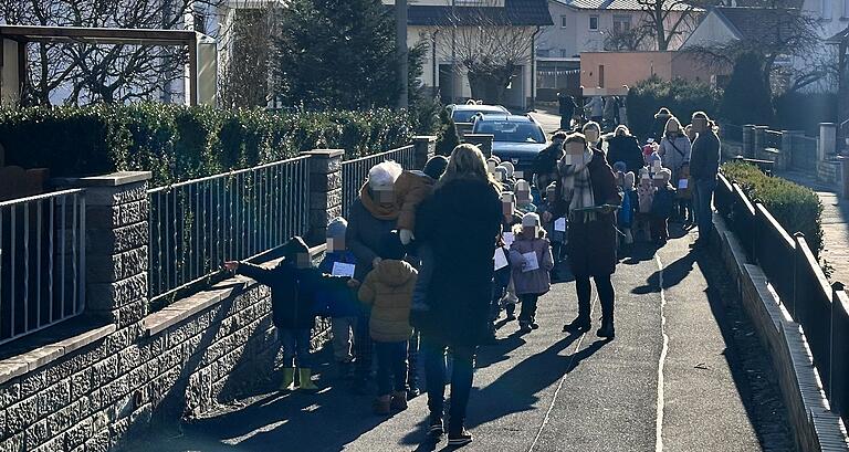 Bei der Evakuierung des Gebäudes wurden die 66 Kinder ins Freie gebracht. Bei der Evakuierung des Gebäudes wurden die 66 Kinder ins Freie gebracht.