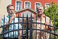 Hermann Ammon (links) und Klaus Spyra am Eingang zum Friedhof in Willmars in der Rhön. Im Hintergrund ist das evangelische Kinderheim Nicolhaus zu sehen.&nbsp;