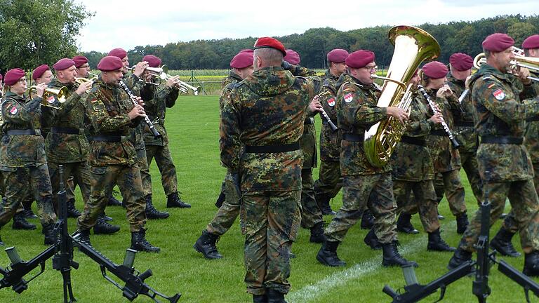 Das Heeresmusikkorps blies den jungen Soldaten den Marsch. Das Heeresmusikkorps blies den jungen Soldaten den Marsch.