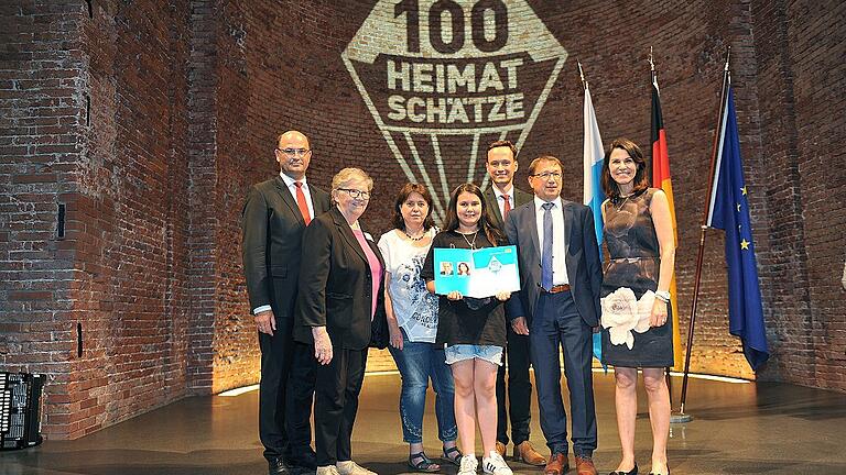 Beim Festakt in der Allerheiligen-Hofkirche der Residenz München wurden Urkunde und Scheck für das Friedrich-Rückert-Poetikum in Oberlauringen überreicht. Im Bild: Finanz- und Heimatminister Albert Füracker (von links), Hannelore Raab, Cornelia Müller, Maren Dittmann (Friedrich-Rückert-Arbeitskreis), Schweinfurts Landrat Florian Töpper, der Stadtlauringer Bürgermeister Friedel Heckenlauer und Kunstministerin Marion Kiechle.
