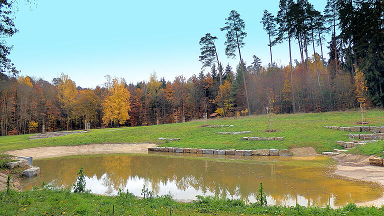 Das Areal des Wald-Boden-Klima Info-Parks in Hohenroth ist ideal als Standort für einen Waldkindergarten. Jedoch steht nun die Trägerschaft zur Debatte, da die Einrichtung überregional geführt werden wird.