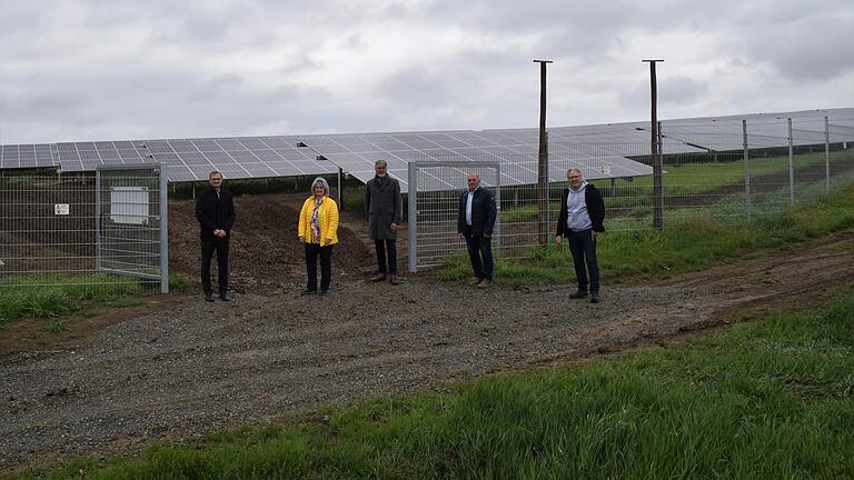 Ökonomie und Ökologie verbindet die N-Ergie beim neuen Solarkraftwerk Wässerndorf (von links): Josef Hasler (Vorstandsvorsitzender), Seinsheims Bürgermeisterin Ruth Albrecht, Rainer Kleedörfer (Leiter Unternehmensentwicklung), Martinsheims Bürgermeister Rainer Ott und Jochen Link (Geschäftsführer Energietechnik Link).