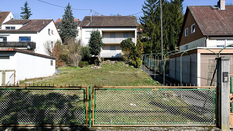 Auch auf diesem Grundstück im hinteren Talweg, so befürchtet Werner Wagenbrenner, sollen anstelle des jetzigen Hauses künftig drei Häuser stehen. Auch auf diesem Grundstück im hinteren Talweg, so befürchtet Werner Wagenbrenner, sollen anstelle des jetzigen Hauses künftig drei Häuser stehen.