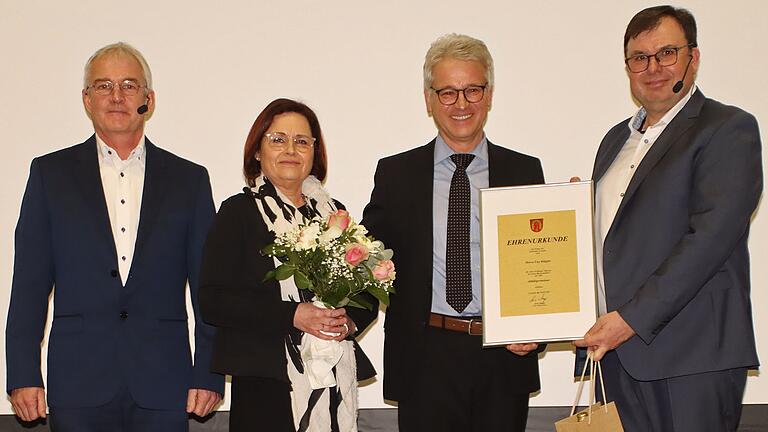 Uwe Klüpfel (zweiter von rechts) war 18 Jahre Bürgermeister von Leinach. Nun bekam er den Ehrentitel 'Altbürgermeister' von seinem Nachfolger Arno Mager (rechts) und dessen Stellvertreter Walter Klüpfel (links) verliehen. Mit auf dem Bild ist Uwe Klüpfels Gattin Bettina. Uwe Klüpfel (zweiter von rechts) war 18 Jahre Bürgermeister von Leinach. Nun bekam er den Ehrentitel 'Altbürgermeister' von seinem Nachfolger Arno Mager (rechts) und dessen Stellvertreter Walter Klüpfel (links) verliehen. Mit auf dem Bild ist Uwe Klüpfels Gattin Bettina.