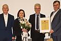 Uwe Klüpfel (zweiter von rechts) war 18 Jahre Bürgermeister von Leinach. Nun bekam er den Ehrentitel 'Altbürgermeister' von seinem Nachfolger Arno Mager (rechts) und dessen Stellvertreter Walter Klüpfel (links) verliehen. Mit auf dem Bild ist Uwe Klüpfels Gattin Bettina.