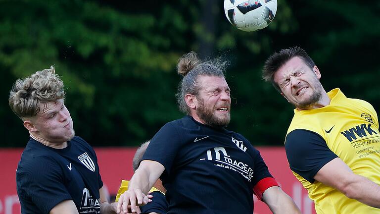 Paul Lücke (Mitte, hier in der Landesliga-Partie gegen Höchberg im Kopfballduell mit Tim Eisenberger) hatte in der Nachholpartie des TSV Rottendorf gegen Alemannia Haibach die Chance auf den späten Ausgleich. Paul Lücke (Mitte, hier in der Landesliga-Partie gegen Höchberg im Kopfballduell mit Tim Eisenberger) hatte in der Nachholpartie des TSV Rottendorf gegen Alemannia Haibach die Chance auf den späten Ausgleich.