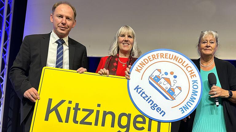 Oberbürgermeister Stefan Güntner nimmt das Siegel 'Kinderfreundliche Kommune' von Christine Langen, der stellvertretenden Vorsitzenden des Vereins, und Beraterin Heide-Rose Brückner entgegen. Oberbürgermeister Stefan Güntner nimmt das Siegel 'Kinderfreundliche Kommune' von Christine Langen, der stellvertretenden Vorsitzenden des Vereins, und Beraterin Heide-Rose Brückner entgegen.