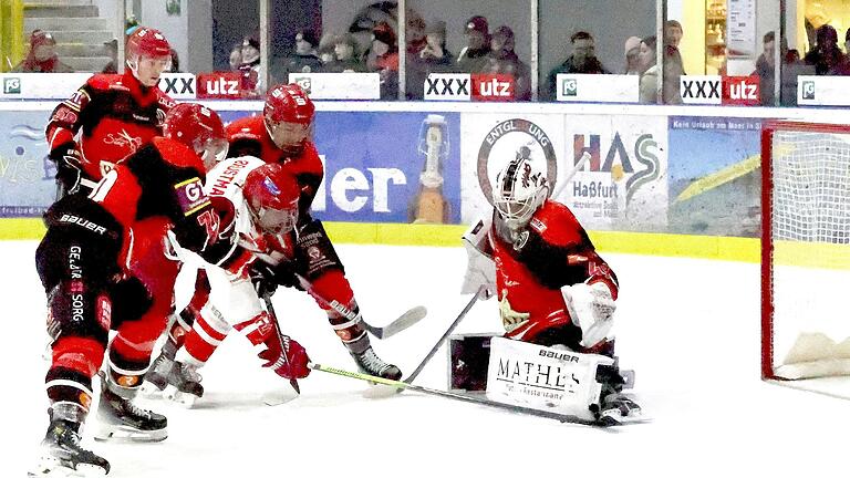Haßfurts Schlussmann Nicolas Hetzel (rechts) hatte im Heimspiel gegen Schlusslicht VER Selb mehr zu tun, als im Vorfeld erwartet. In dieser Szene wird Gästeangreifer Lukas Brustmann unmittelbar vor dem ESC-Gehäuse von (von links) Haßfurts Bauer Barry, Alexander Stahl und Lukas-Andres Thebus bearbeitet.