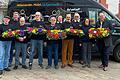 Mit Blumen überraschte das Team des 'Karschter Büssle' die Karlstadterinnen und Karlstadter auf dem Marktplatz. Anlass war das einjährige Jubiläum des Büssle. Mit dabei war auch Karlstadts Bürgermeister Michael Hombach (rechts).&nbsp;