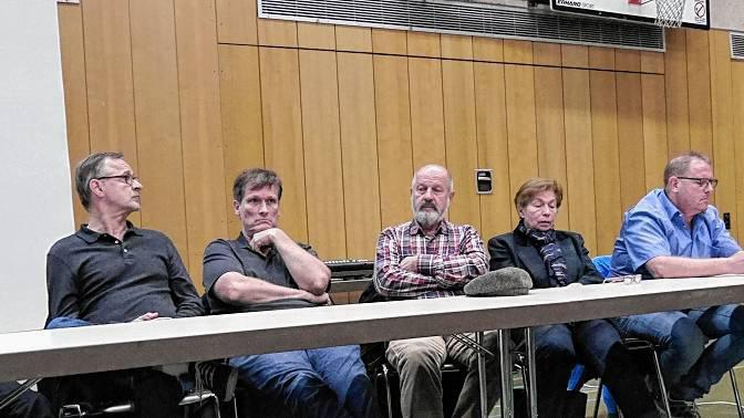 Das Gochsheim-Sennfelder Ärzteteam an einem Tisch: Lothar Schmid, Michael Donhauser, Steffen van Gelder,  Gerhard Rauscher, Elisabeth-Charlotte Krämer, Christian van Gelder und Referent Philipp van Gelder bei der Sennfelder Bürgerversammlung zum Thema Ärztehaus.