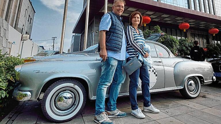 Die Gewinner der Chinese Great Wall Classic Rallye posieren stolz mit ihrer Borgward Isabella. Die Gewinner der Chinese Great Wall Classic Rallye posieren stolz mit ihrer Borgward Isabella.