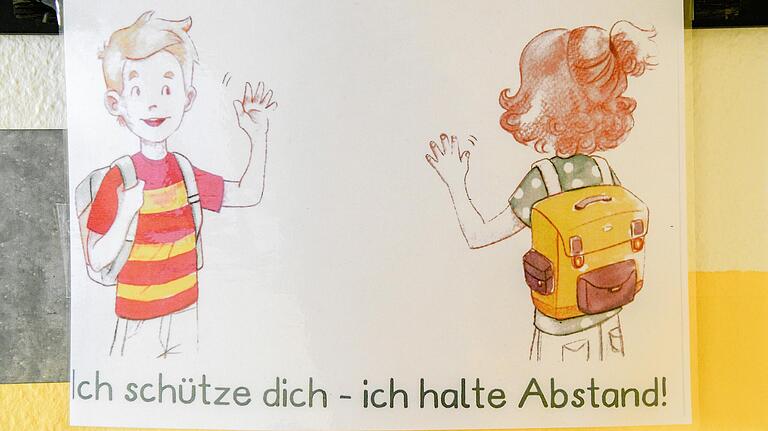 Schilder wie diese sind im gesamten Elisabethenheim aufgehängt und sollen die Kinder immer wieder an die Grundregel 'Abstand halten' erinnern. Schilder wie diese sind im gesamten Elisabethenheim aufgehängt und sollen die Kinder immer wieder an die Grundregel 'Abstand halten' erinnern.