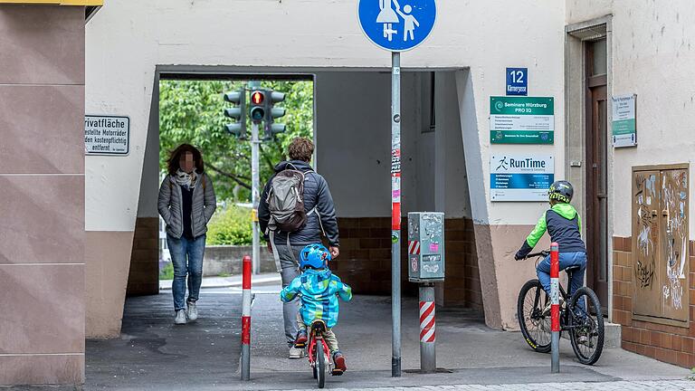 Blick auf das Porta Lingnorum in der Kärrnergasse 12. Passanten pinkeln immer wieder in den Durchgang, der von der Innenstadt an den Main führt.&nbsp;&nbsp;