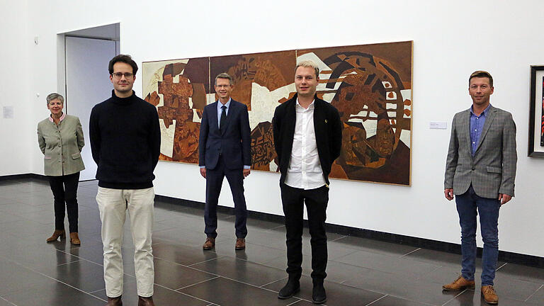 Bei der 58. Kulturkonferenz versammelten sich Kulturschaffende aus Schweinfurt, darunter (von links): Andrea Brandl (Kulturamtsleiterin), Daniel Asadi Faezi (Kunstförderpreisträger der Stadt Schweinfurt 2020, der auf der Kulturkonferenz sein neues Filmprojekt „Lagerkontinuität“ vorstellte), Oberbürgermeister Sebastian Remelé, Jan Soldin (der neue Leiter des Museum Otto Schäfer) und Thomas Herrmann (Citymanager). Bei der 58. Kulturkonferenz versammelten sich Kulturschaffende aus Schweinfurt, darunter (von links): Andrea Brandl (Kulturamtsleiterin), Daniel Asadi Faezi (Kunstförderpreisträger der Stadt Schweinfurt 2020, der auf der Kulturkonferenz sein neues Filmprojekt „Lagerkontinuität“ vorstellte), Oberbürgermeister Sebastian Remelé, Jan Soldin (der neue Leiter des Museum Otto Schäfer) und Thomas Herrmann (Citymanager).