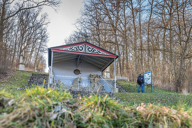 Außenstation am Käppele: Blick auf die Ölbergkapelle am Beginn des Kreuzweges. In den Jahren 1859/1860 wurde ein zur Kreuzkapelle führender Stationenweg errichtet. Außenstation am Käppele: Blick auf die Ölbergkapelle am Beginn des Kreuzweges. In den Jahren 1859/1860 wurde ein zur Kreuzkapelle führender Stationenweg errichtet.