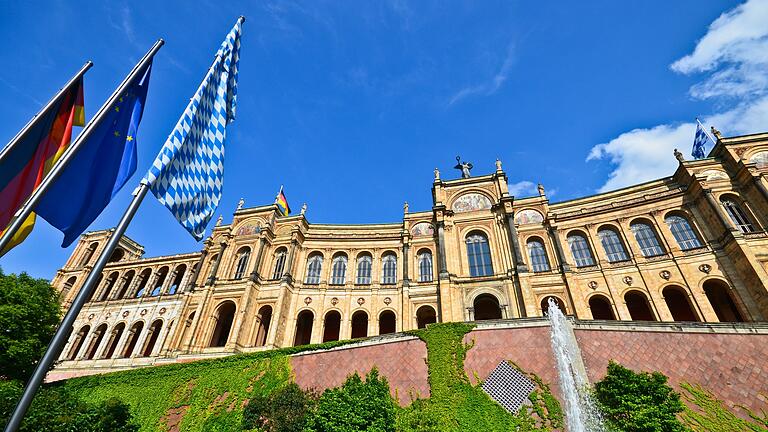 Das Maximilianeum in München: Um die Sitzverteilung im Parlament ging es bei der Landtagswahl. Redaktionen müssen unabhängig vom Wahlergebnis und den Mehrheitsverhältnissen berichten. Das Maximilianeum in München: Um die Sitzverteilung im Parlament ging es bei der Landtagswahl. Redaktionen müssen unabhängig vom Wahlergebnis und den Mehrheitsverhältnissen berichten. 