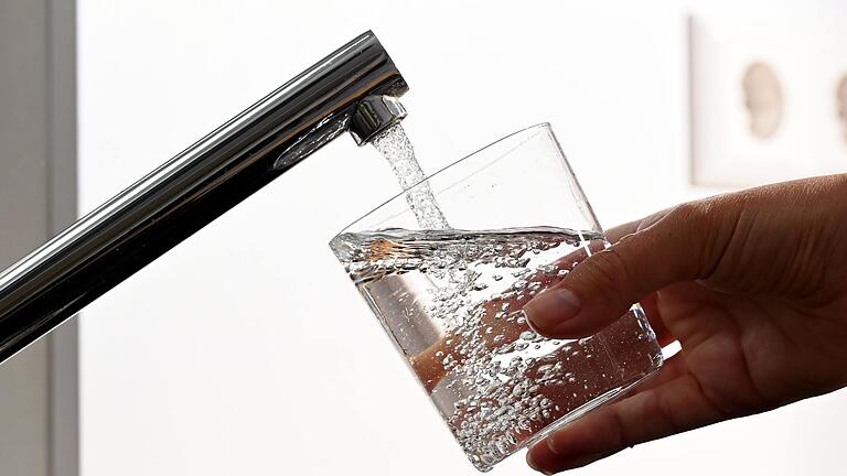Kostbares Gut Trinkwasser: Die Versorgung damit im trockenen Grabfeld ist seit Jahren Diskussionsthema. Im Hintergrund laufen Gespräche mit dem Gesundheitsministerium über eine Trinkwasserversorgung durch Fernwasser aus Oberfranken.