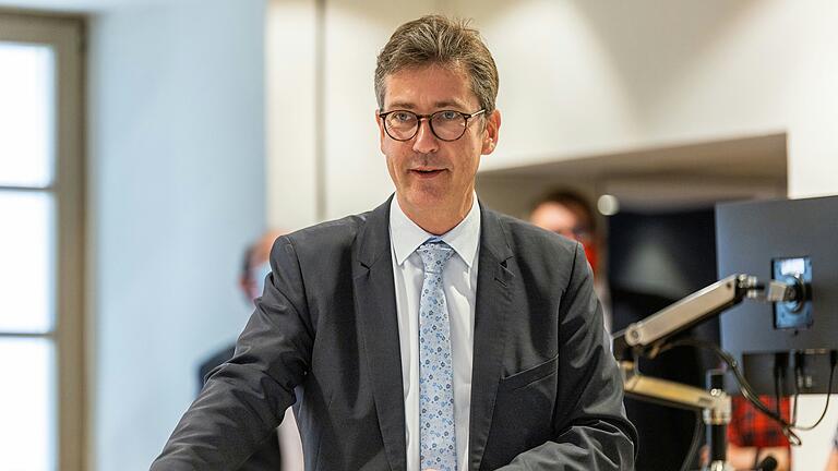 Würzburgs Oberbürgermeister Christian Schuchardt hatte sich an den Gesprächen als Mediator beteiligt und den entscheidenden Vorschlag zur Einigung vermittelt. Würzburgs Oberbürgermeister Christian Schuchardt hatte sich an den Gesprächen als Mediator beteiligt und den entscheidenden Vorschlag zur Einigung vermittelt.
