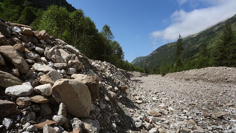 Begradigter Wildbach im Rappenalptal       -  Der Wildbach im Rappenalptal im Allgäu wurde durch Baggerarbeiten unzulässig begradigt. (Archivbild)