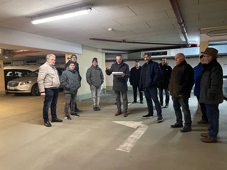 Die Mitglieder des Bauausschusses mit Bürgermeister Michael Ziegler (5. von links) bei der Besichtigung der Tiefgarage. Die Mitglieder des Bauausschusses mit Bürgermeister Michael Ziegler (5. von links) bei der Besichtigung der Tiefgarage.
