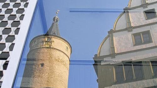 Heruntergelassener Rollos, leeres Schaufenster – in einem leer stehenden Geschäft in der Innenstadt spiegeln sich Rathaus und Marktturm. Ein Motiv, das man in Kitzingen seit langem findet. Ebenso lange wird im Stadtrat über Stadtentwicklung diskutiert. Ergebnis: gleich Null. Heruntergelassener Rollos, leeres Schaufenster – in einem leer stehenden Geschäft in der Innenstadt spiegeln sich Rathaus und Marktturm. Ein Motiv, das man in Kitzingen seit langem findet. Ebenso lange wird im Stadtrat über Stadtentwicklung diskutiert. Ergebnis: gleich Null.